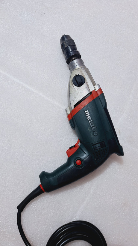 دریل گیربکسی ۷۱۰ وات متابو مدل SBE710 چکشی سه نظام صنعتی اتومات